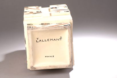 null Robert LALLEMANT (1902-1954)

VASE en céramique à corps quadrangulaire épaulé...