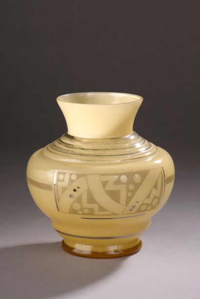 null D'ARGYL

VASE TOUPIE with stepped shoulder and conical neck.

Proof in slightly...
