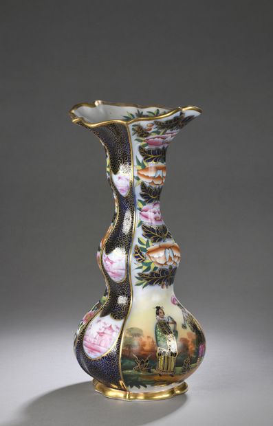 null BAYEUX

Vase en porcelaine à triple renflement à décor d’une scène chinoise...