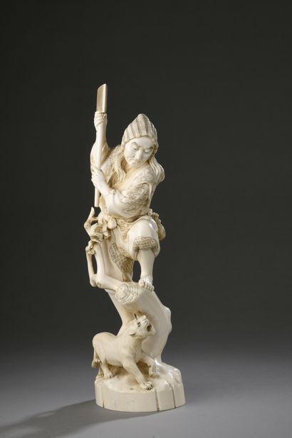 OKIMONO en ivoire sculpté et rehaussé à l’encre,...