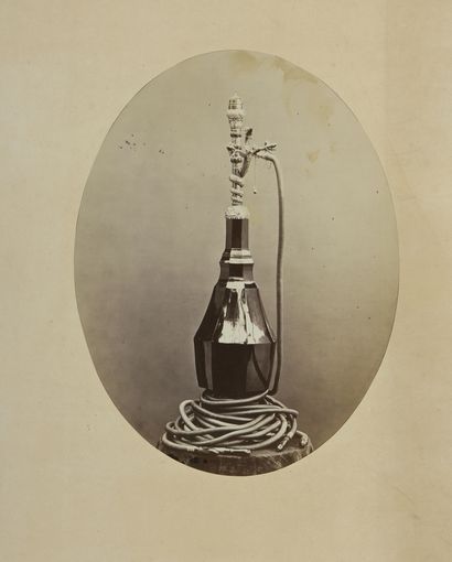 MOYEN-ORIENT

Narguilé, ca. 1890.

Photographie....