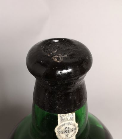 null 1 bottle of 2 L. PORTO "Reflections of the Upper Douro" - Manoel D. POCAS 

Mid-shoulder...