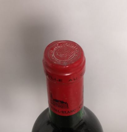 null 1 bouteille CHÂTEAU CHEVAL BLANC - 1er Gcc (A) - Saint Emilion 1982 

Etiquette...