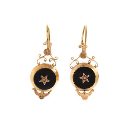 null Pair of 18K yellow gold 750‰ earrings, adorned with a round-shaped onyx plaque...