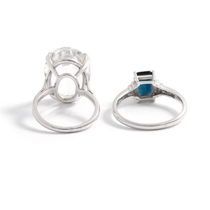null Two 18K white gold 750‰ rings, one set with a rectangular-shaped blue stone...