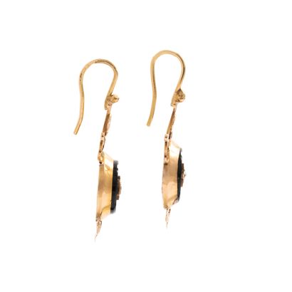 null Pair of 18K yellow gold 750‰ earrings, adorned with a round-shaped onyx plaque...