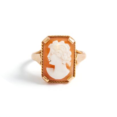 null 18K yellow gold ring 750‰, adorned with a cameo on shell representing a woman's...
