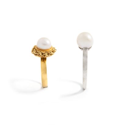 null An 18K gold 750‰ lot comprising a yellow gold ring adorned with a cultured pearl...