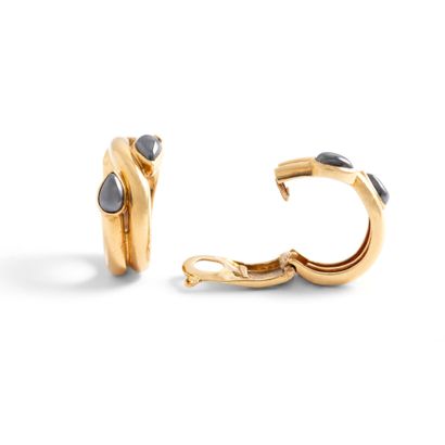 null VAN CLEEF ARPELS

Pair of 18K yellow gold 750‰ ear clips, composed of a coiled...