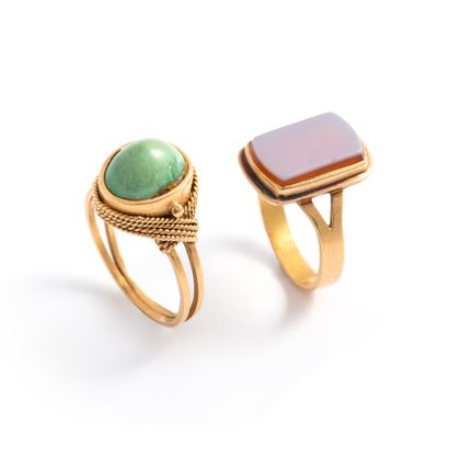 null Lot in 18K yellow gold 750‰ comprising: 

- A ring adorned with a cabochon-cut...