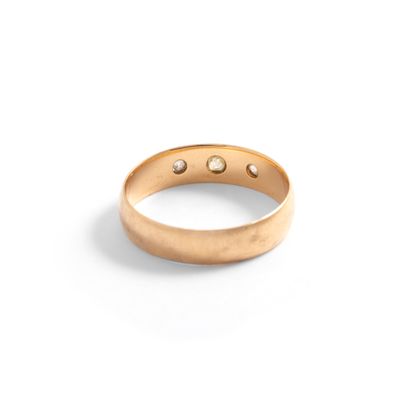 null 18K yellow gold 750‰ wedding band, set with three old-cut diamonds. 

Stones...