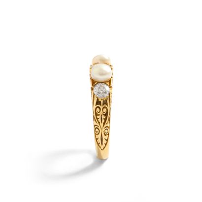 null 18K yellow gold 750‰ garter ring, set with alternating brilliant-cut diamonds...