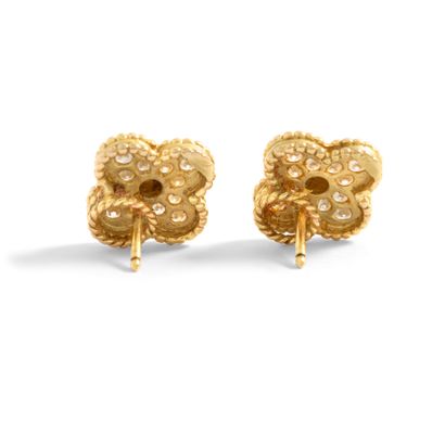 null Pair of 18K yellow gold 750‰ cloverleaf-shaped stud earrings, adorned at their...
