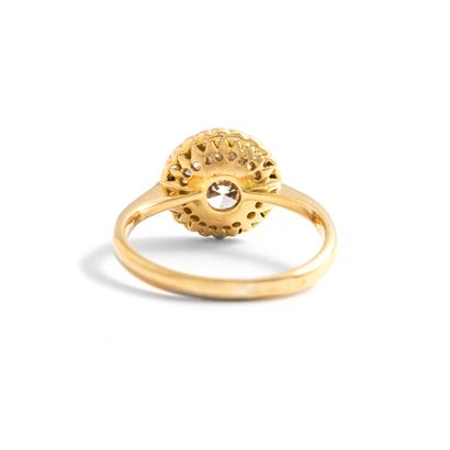 null An 18K 750‰ two-tone gold ring, round in shape, set at its center with an old-cut...