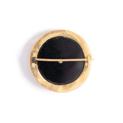 null 18K yellow gold 750‰ brooch, round shape, adorned with an onyx plaque set with...