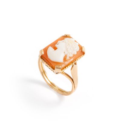 18K yellow gold ring 750‰, adorned with a...