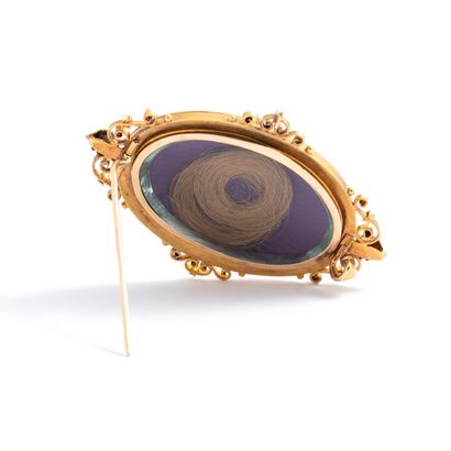 null Polychrome 18K gold 750‰ brooch, oval shape, chased with polychrome flowers,...