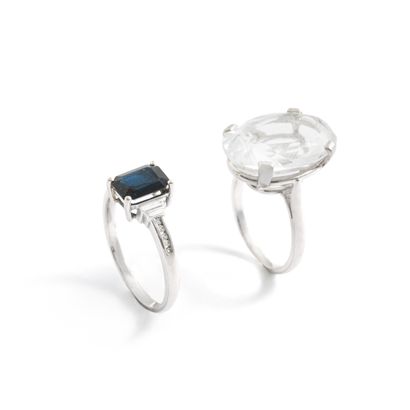 null Two 18K white gold 750‰ rings, one set with a rectangular-shaped blue stone...