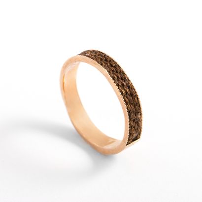 9K rose gold ring 375‰, adorned with a weave...