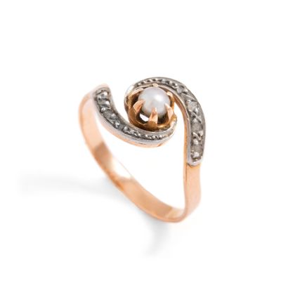 Two-tone 18K gold 750‰ swirl ring, adorned...