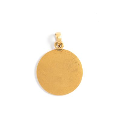 null AUGIS

Médaille en or jaune 18K 750‰, de forme ronde, parée du « Plus qu’hier,...
