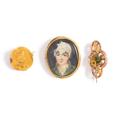 null Lot in 18K yellow gold 750‰ comprising: 

- Oval-shaped brooch, adorned with...