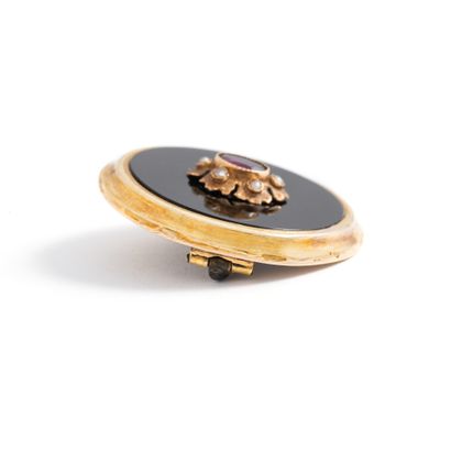 null 18K yellow gold 750‰ brooch, round shape, adorned with an onyx plaque set with...