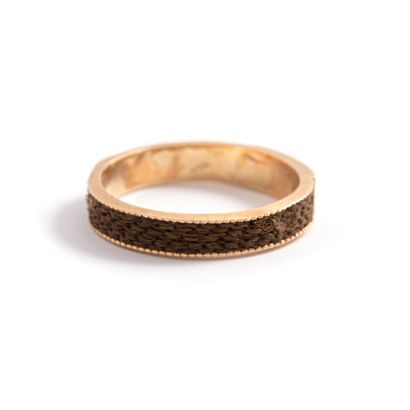 null 9K rose gold ring 375‰, adorned with a weave of hair and an engraved plaque.

Deformations...