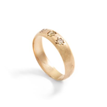 null 18K yellow gold 750‰ wedding band, set with three old-cut diamonds. 

Stones...