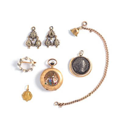 null Lot in 18K gold 750‰ comprising:

- Enameled decorated (accidents), round-shaped...