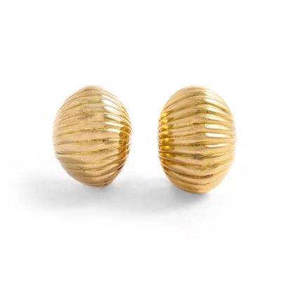 null Pair of 14K yellow gold 585‰ ear clips, with gadroon motifs.

Traces of use.

H....