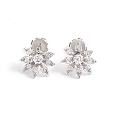 null Pair of 18K white gold 750‰ flower-shaped stud earrings set with brilliant-cut...