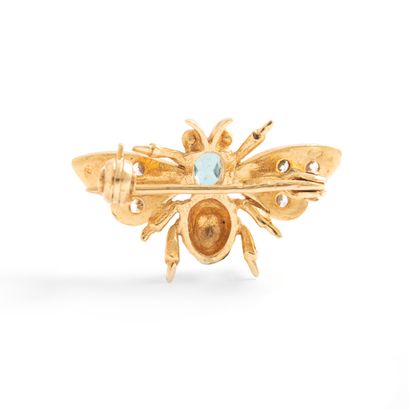 null 18K yellow gold 750‰ brooch in the shape of a fly, set with a blue stone and...