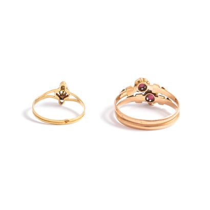 null Ring in 18K yellow gold 750‰, adorned in its center with two red stones, the...