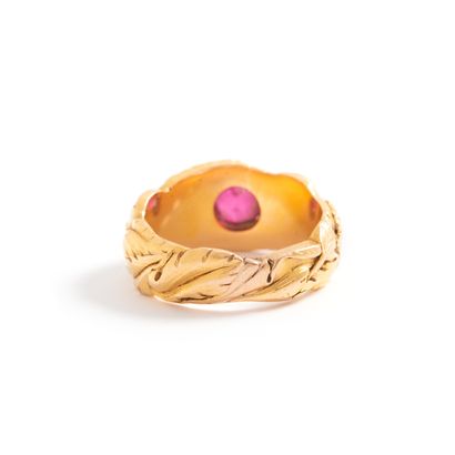 null Bague en or jaune 18K 750‰, ornée en son centre d’une pierre rouge, l’anneau...