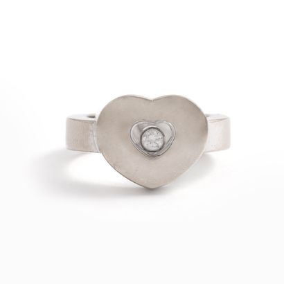null CHOPARD

18K white gold 750‰ ring, heart-shaped "Happy diamonds" design, holding...