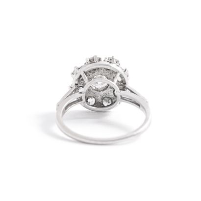 null Platinum 850‰ ring, round shape, set with half-cut diamonds, shouldered by two...