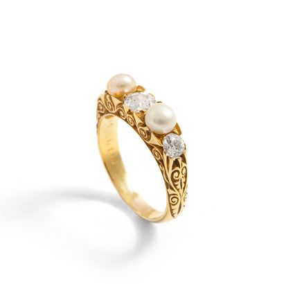 null 18K yellow gold 750‰ garter ring, set with alternating brilliant-cut diamonds...