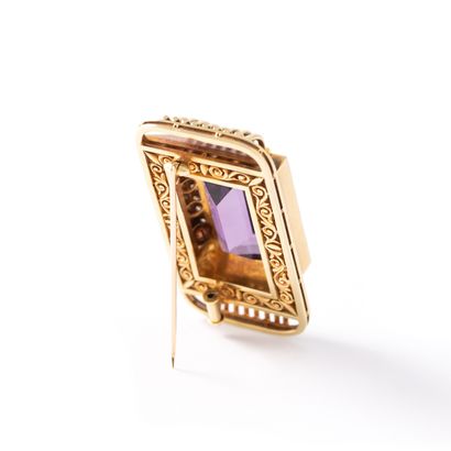 null 18K yellow gold 750‰ and platinum 850‰ geometric brooch set with a rectangular-shaped...