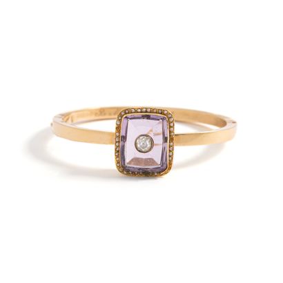 null 18K yellow gold 750‰ bracelet, adorned at its center with a pink stone set with...