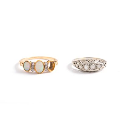 null Lot including: 

- Two-tone 18K gold 750‰ garter ring, adorned with oval-shaped...