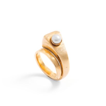 null 18K yellow gold 750‰ nail-shaped cross ring set with a cultured pearl. 

Lack...