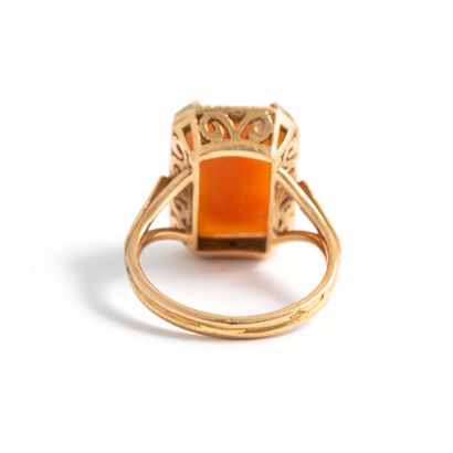 null 18K yellow gold ring 750‰, adorned with a cameo on shell representing a woman's...