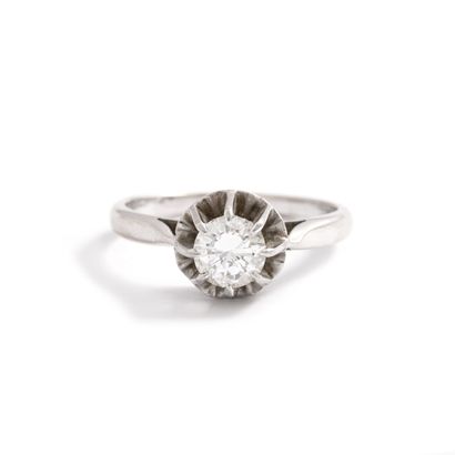 null Solitaire in 18K white gold 750‰ and platinum 850‰, set with a brilliant-cut...