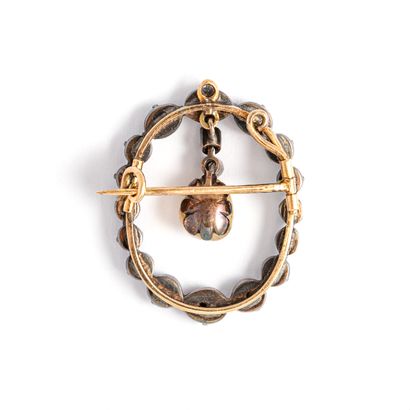 null 14K gold 585‰ and silver 2nd title 800‰ brooch, ovoid in shape, adorned at its...