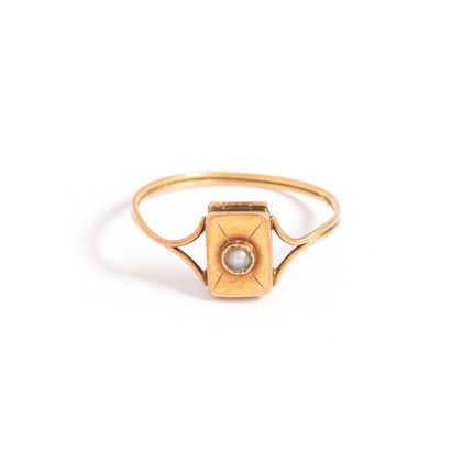 18K yellow gold 750‰ secret ring, adorned...