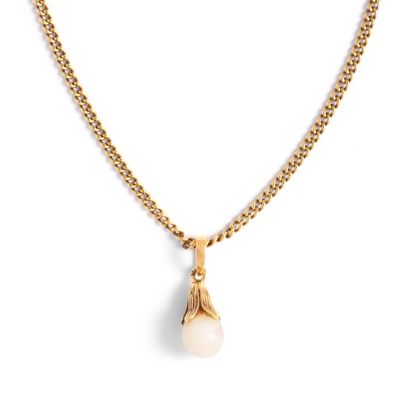 null 18K yellow gold 750‰ pendant, adorned with a cultured pearl held in place by...