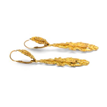 null Pair of metal earrings, articulated, adorned with openwork plates chased with...
