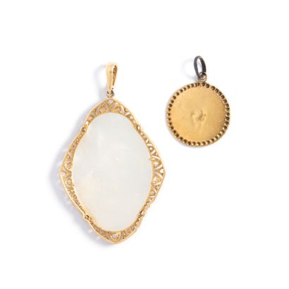 null 18K yellow gold 750‰ and platinum 850‰ pendant, adorned with a chased mother-of-pearl...