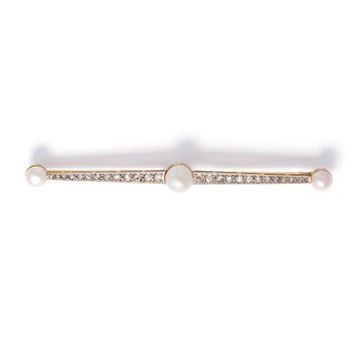 null Two-tone 18K gold 750‰ barrette brooch, set with a line of rose-cut diamonds...